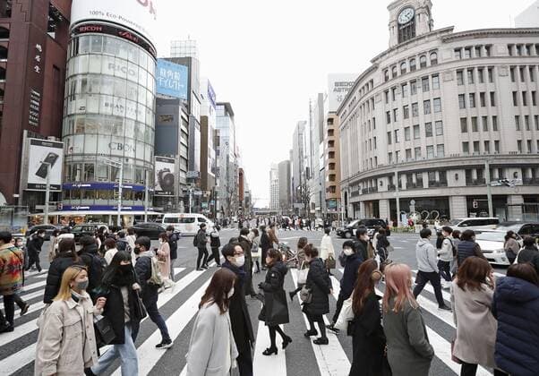 COVID-19 remains rampant in Japan People wearing face masks walk in Tokyo s Ginza area on Jan. 30, 2022, amid the unabated spread of COVID-19.  A14AA0001215526P