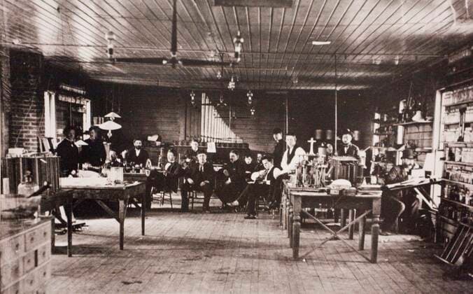 Altes schwarz-weiß Foto, Thomas Edison, Menlo Park laboratory Labor mit elektrischer Beleuchtung,, 1880, Fort Myers, Florida, USA, Nordamerika Copyright: imageBROKER RaimundxFranken iblrfn07211724.jpg