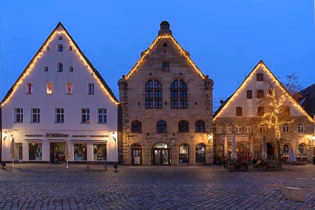  Historische Giebelhäuser mit weihnachtlicher Beleuchtung auf dem Marktplatz am Abend, Lauf an der Pegnitz, Mittelfranken, Bayern, Deutschland, Europa Copyright: imageBROKER/HelmutxMeyerxzurxCapellen ibxmzc07213937.jpg