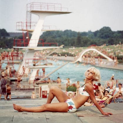 29.08.1970, Berlin, DDR - Frau im Bikini sonnt sich in einem Freibad. (20-30 Jahre, Alltag, aussen, Aussenaufnahme, Berlin, Bikini, DDR, deutsch, Deutsche Demokratische Republik, Deutschland, Europa, europaeisch, Freibad, Freizeit, GDR, Gesellschaft, HF, Historie, historisch, Hochformat, Kaukasier, kaukasisch, Menschen, Modeaufnahme, Model, Personen, pmscartandhistory, Schwimmbad, Schwimmbecken, Siebziger Jahre, sonnen, Sonnenbad, sonnt sich, Sprungturm, Werbeaufnahme, Werbefoto, Westeuropa, Wirtschaft, Zeitdokument, Zeitgeschichte) 700829KF615BERLIN.JPG *** 29 08 1970, Berlin, GDR woman in bikini sunbathing in an open-air swimming pool 20 30 years, everyday life, outside, exterior shot, Berlin, bikini, GDR, German, German Democratic Repub