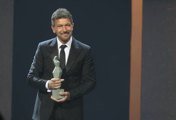January 31, 2022: January 30, 2022 (malaga)The Malaga-born actor Antonio Banderas has received the Carmen de Honor Award in the first edition of these awards of the Andalusian Film Academy, the gala held at the Cervantes Theatre in Malaga. - ZUMAc161 20220131_zap_c161_011 Copyright: xLorenzoxCarnerox