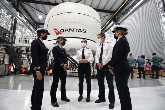 Bilder des Jahres 2022, News 01 Januar News Themen der Woche News Bilder des Tages QANTAS BRISBANE FLIGHT TRAINING CENTRE OPENING, Pilots speak during the official opening of the new Qantas Flight Training Centre in Brisbane, Monday, January 31, 2022. ( NO ARCHIVING, EDITORIAL USE ONLY, NO USE IN BOOKS WITHOUT CONSENT BRISBANE QLD AUSTRALIA  Copyright: xJONOxSEARLEx 20220131001618623650