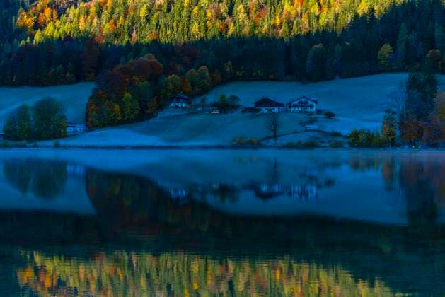 IMAGO Creative, Jahreszeit Herbst auf dem Land Frostiger Herbstmorgen am Hintersee, Ramsau, Berchtesgadener Land, Bayern, Deutschland, Europa *** Frosty autumn morning at Hintersee, Ramsau, Berchtesgadener Land, Bavaria, Germany, Europe Copyright: imageBROKER/WolfgangxDiederich ibldie08145904.jpg