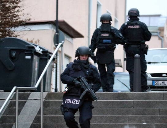 Bilder des Jahres 2022, News 01 Januar News Themen der Woche News Bilder des Tages 31.01.2022, xstox, News Blaulicht, Polizei Einsatz in Elversberg Verhaftung von Andreas Johannes S. empoli, v.l. Einsatz in Sulzbach Elversberg zur Ergreifung des Verdaechtigen des Polizeimordes in der Baeckerei der Eltern. Elversberg *** 31 01 2022, xstox, news blue light, police operation in Elversberg arrest of Andreas Johannes S empoli, v l operation in Sulzbach Elversberg to capture the suspect of the police murder in the bakery of parents Elversberg