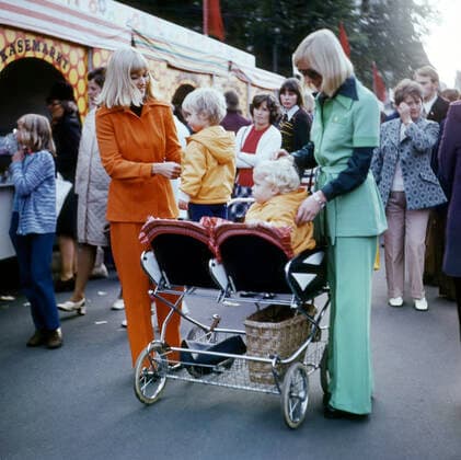04.10.1971, Berlin, DDR - Frau schiebt mit ihrer Schwester deren Kinder in einem Zwillingskinderwagen. (20-30 Jahre, Alltag, Alltagsleben, aussen, Aussenaufnahme, Berlin, bis 10 Jahre, DDR, deutsch, Deutsche Demokratische Republik, Deutschland, Europa, europaeisch, Familie, Familienalltag, Frauen, Freizeit, GDR, gemeinsam, Geschwister, Gesellschaft, historisch, Jungen, Kaukasier, kaukasisch, Kinder, Kindheit, Kleinkinder, Markt, Menschen, Muetter, Mutter, Paar, Personen, pmscartandhistory, QF, Quadrat, Querformat, Schwestern, Soehne, Stadt, Stadtleben, Strasse, Strassenszene, Westeuropa, Wirtschaft, Wochenmarkt, Zeitdokument, Zeitgeschichte, Zwillinge, Zwillingskinderwagen, Zwillingspaar) 711004KF146BERLIN.JPG *** 04 10 1971, Berlin, GDR w