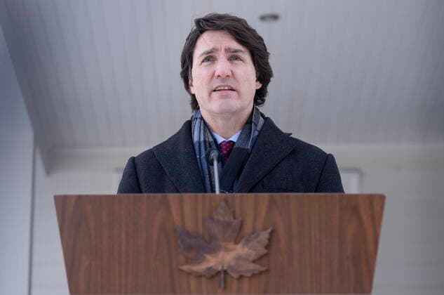 News Bilder des Tages January 31, 2022, National Capital Region, Canada: Canadian Prime Minister Justin Trudeau speaks with the media during his first availability after announcing he has COVID-19 at a location in the National Capital Region, Monday, January 31, 2022. National Capital Region Canada  - ZUMAc35_ 20220131_zaf_c35_027 Copyright: xAdrianxWyldx