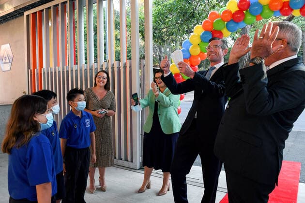 DOMINIC PERROTTET COVID19 PRESSER, NSW Minister for Education Sarah Mitchell (third right), NSW Premier Dominic Perrottet (second right), and NSW Minister for Health Brad Hazzard (far right) welcome students to their first day back at school at Ultimo Public School in Sydney, Tuesday, February 1, 2022. ( NO ARCHIVING, EDITORIAL USE ONLY, NO USE IN BOOKS WITHOUT CONSENT SYDNEY NSW AUSTRALIA  Copyright: xBIANCAxDExMARCHIx 20220201001618903673