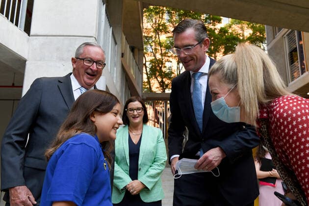DOMINIC PERROTTET COVID19 PRESSER, NSW Health Minister Brad Hazzard (far left), NSW Minister for Education Sarah Mitchell (middle), and NSW Premier Dominic Perrottet (second right) speak to student Isabella Park, 6, ahead of a press conference in Sydney, Tuesday, February 1, 2022. ( NO ARCHIVING, EDITORIAL USE ONLY, NO USE IN BOOKS WITHOUT CONSENT SYDNEY NSW AUSTRALIA Copyright: xBIANCAxDExMARCHIx 20220201001618903931