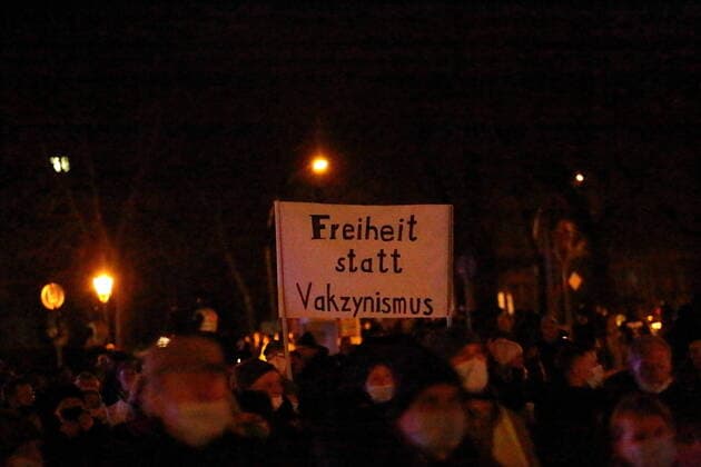 Demonstranten laufen mit Schild Freiheit statt Vakzynismus in der Lindenstraße während einer Demonstration gegen die Impfpflicht in der Coronavirus-Pandemie, Potsdam, 31. Januar 2022. Demo gegen Impfpflicht