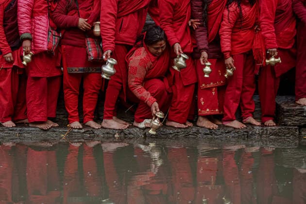 Bilder des Jahres 2022, News 02 Februar News Themen der Woche News Bilder des Tages February 1, 2022, Bhaktapur, Bagmati, Nepal: Devotees fills water from the Bagmati River, which is considered by them to be holy, during the Swasthani Brata Katha festival in Kathmandu, Nepal. Bhaktapur Nepal - ZUMAm204 20220201_zip_m204_006 Copyright: xAmitxMachamasix