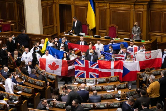 Bilder des Jahres 2022, News 02 Februar News Themen der Woche News Bilder des Tages KIEV, UKRAINE - FEBRUARY 1, 2022: Members of various parties hold foreign countries national flags during the 7th session of the Verkhovna Rada of the 9th convocation. Irina Yakovleva TASS  TS120D07