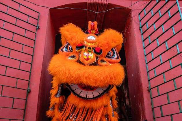Bilder des Jahres 2022, News 02 Februar News Themen der Woche News Bilder des Tages February 1, 2022, Kolkata, West Bengal, India: Chinese people perform lion dance during Chinese Lunar New Year celebrations in Kolkata, which is often referred to as Spring Festival or Lunar New Year in mainland China. It begins from the appearance of the new moon according to the Chinese Lunar calendar is on 1st February. The pandemic has indeed taken the sheen off this yearÃ¢â‚¬â ¢s celebration. This year marks the transition from the zodiac sign Year Of Rat to Year Of Ox . It s a time for merry-making, family reunion. Children and elderly peoples masquerades in gorgeous and colorful Dragon wears with funky. Kolkata India - ZUMAs263 20220201_zip_s263_015 Copyright: xSaurabhxSirohiyax