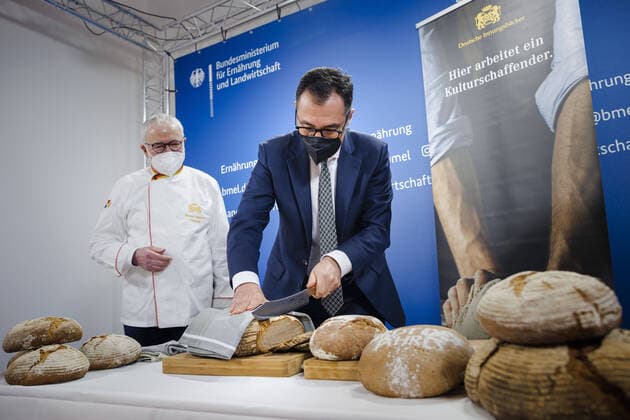 Bilder des Jahres 2022, News 02 Februar News Themen der Woche News Bilder des Tages Anschnitt des Brot des Jahres durch Cem Oezdemir, Bundesminister fuer Landwirtschaft und Ernaehrung, zusammen mit Michael Wippler, Praesident des Zentralverbandes des Deutschen Bäckerhandwerks e. V. Berlin, 01.02.2022 Berlin Deutschland Copyright: xThomasxTrutschel photothek.dex