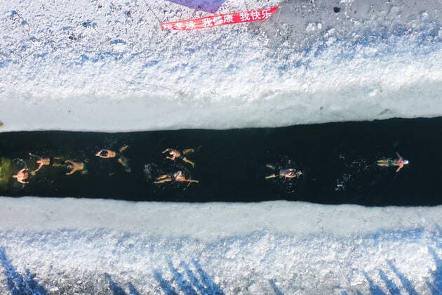 Bilder des Jahres 2022, News 02 Februar News Themen der Woche (220201) -- TANGSHAN, Feb. 1, 2022 -- Aerial photo shows winter swimming enthusiasts swimming in Lixiang Lake during the Chinese Lunar New Year holiday in Tangshan, north China s Hebei Province, Feb. 1, 2022. (Photo by Xinhua) CHINA-LUNAR NEW YEAR-CELEBRATIONS (CN) WangxAijun 