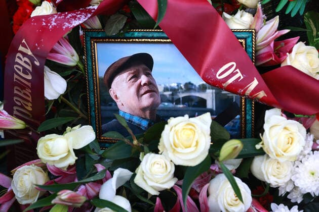 Bilder des Jahres 2022, Entertainment 02 Februar Entertainment Themen der Woche KW05 Entertainment Bilder des Tages MOSCOW, RUSSIA â€“ FEBRUARY 1, 2022: The grave of the late actor Leonid Kuravlyov at Moscow s Troyekurovskoye Cemetery. Sergei Fadeichev TASS  TS120D8F