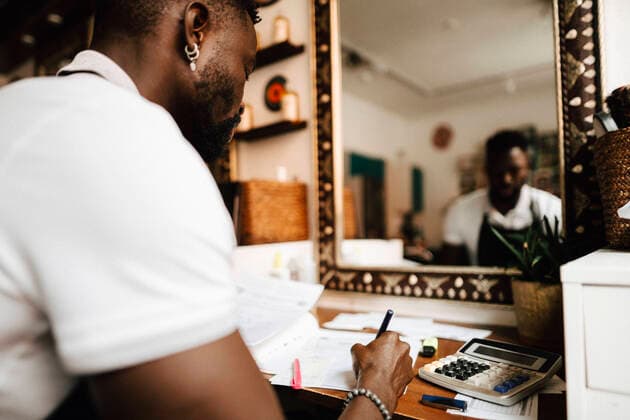 IMAGO Creative: Dichotomien, Reflexionen Male hairdresser calculating financial bill at table in barber shop Sweden, Stockholm, model released, property released Copyright: xMaskotx , MA91723