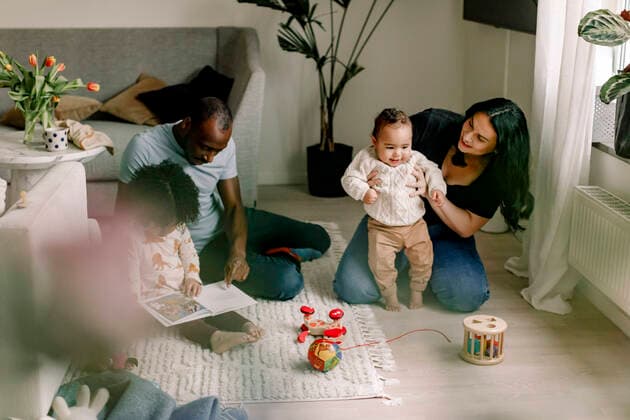 IMAGO Creative: Gesellschaft, Integration Father teaching daughter while mother with son at home Sweden, Stockholm, model released, property released Copyright: xMaskotx , MA91861