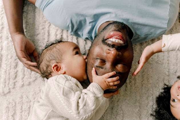IMAGO Creative: Vaterschaft IMAGO Creative: Dichotomien, Generationen Baby boy kissing father lying on blanket at home Sweden, Stockholm, model released, property released Copyright: xMaskotx , MA91872