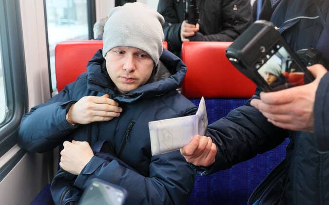 Coronavirus in Russland, Kontrolle der Einhaltung der Vorschriften im Ã–PNV MOSCOW, RUSSIA - FEBRUARY 2, 2022: Checking compliance with the face mask requirement on a train on Line D1 (Belorussko-Savyolovsky Diameter) of the Moscow Central Diameters (MCD). The face mask mandate applies to public transport nationwide to prevent the spread of the novel coronavirus. Gavriil Grigorov TASS  TS120E4D