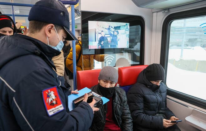 Coronavirus in Russland, Kontrolle der Einhaltung der Vorschriften im Ã–PNV MOSCOW, RUSSIA - FEBRUARY 2, 2022: A Mosgortrans transport company inspector checks compliance with the face mask requirement on a train on Line D1 (Belorussko-Savyolovsky Diameter) of the Moscow Central Diameters (MCD). The face mask mandate applies to public transport nationwide to prevent the spread of the novel coronavirus. Gavriil Grigorov TASS  TS120E51
