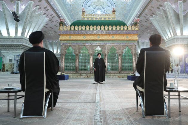 Bilder des Jahres 2022, News 02 Februar News Themen der Woche News Bilder des Tages February 2, 2022, Tehran, Tehran, Iran: A handout picture provided by the Iranian president official website on February 2, 2022, shows Iran s president Ebrahim Raisi speaks after praying at the tomb inside the mausoleum of the late founder of the Islamic Republic, Ayatollah Ruhollah Khomeini, in southern Tehran, on the occasion of the 43rd anniversary of Khomeini s return from exile to Iran. Khamenei s predecessor returned to Iran in February 1979 after 14 years in political exile in Iraq and later France, following the revolution that led to the ouster of Iran s ruler at the time, Shah Mohammad Reza Pahlavi. Tehran Iran - ZUMAi98_ 20220202_zih_i98_010 Copyright: xIranianxPresidencyx