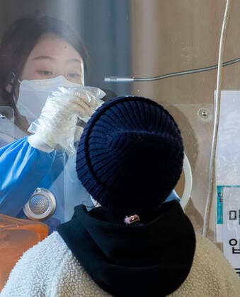 Coronavirus in Südkorea, Eindrücke aus Seoul (220202) -- SEOUL, Feb. 2, 2022 -- A medical worker takes a swab sample for a COVID-19 test in Seoul, South Korea, Feb. 2, 2022. South Korea s daily number of COVID-19 cases hit a new record high amid the spread of the Omicron variant, the health authorities said Wednesday. (Photo by Xinhua) SOUTH KOREA-SEOUL-COVID-19-CASES SeoxYu-Seok 
