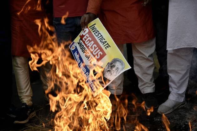Bilder des Jahres 2022, News 02 Februar News Themen der Woche News Bilder des Tages Protest In Kolkata Activists of Youth Congress protest against the alleged surveillance operation using the Israeli-built Pegasus spyware government, burns effigy of Narendra Modi in Kolkata, India, 02 February, 2022. Kolkata India  Copyright: xIndranilxAdityax originalFilename: aditya-notitle220202_npRD5.jpg