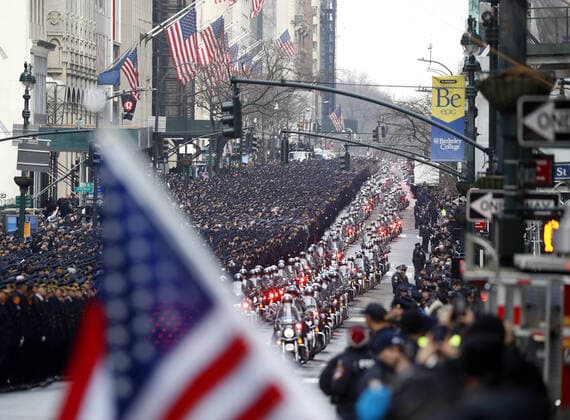 Bilder des Jahres 2022, News 02 Februar News Themen der Woche News Bilder des Tages Police officers on motorcycles move down Fifth Avenue surrounded by thousands of police officers on Fifth Avenue before the funeral precession of fallen NYPD Police Officer Wilbert Mora after funeral services at St. Patrick s Cathedral in New York City on Wednesday, February 2, 2022. Officers Wilbert Mora and Jason Rivera were gunned down in an ambush on a domestic violence call at a Harlem apartment.  NYP20220202103 JohnxAngelillo