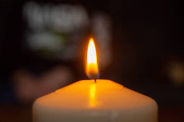 Symbolbild Blackout: Kerze in einer dunklen Wohnung *** Symbol image blackout candle in a dark apartment Copyright: xx