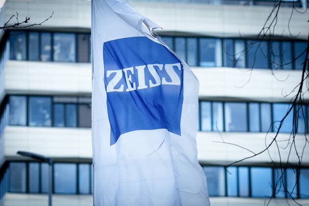 Eine Flagge mit dem Logo des Unternehmens Carl Zeiss vor einer Niederlassung in Berlin, 02.02.2022. Berlin Deutschland *** A flag with the logo of the company Carl Zeiss in front of a branch in Berlin, 02 02 2022 Berlin Germany Copyright: xLeonxKuegeler photothek.dex