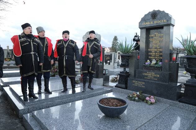 02.02.2022, Marchfelderhof Deutsch-Wagram, ERSTER GEDENKTAG an GERHARD BOCEK, Verleihung der Gerhard Bocek Gedenkmedaille im Bild: Solisten der Bolschoj Don Kosken, -am Grab, ERSTER GEDENKTAG an GERHARD BOCEK