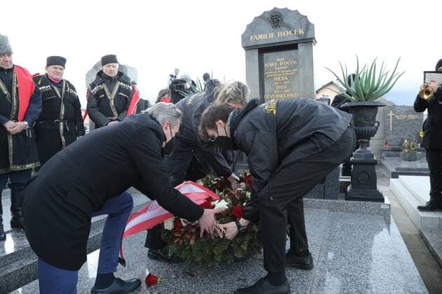 02.02.2022, Marchfelderhof Deutsch-Wagram, ERSTER GEDENKTAG an GERHARD BOCEK, Verleihung der Gerhard Bocek Gedenkmedaille im Bild: Peter Grossmann -GF Marchfelderhof, -Kranz-Niederlegung, -am Grab, ERSTER GEDENKTAG an GERHARD BOCEK