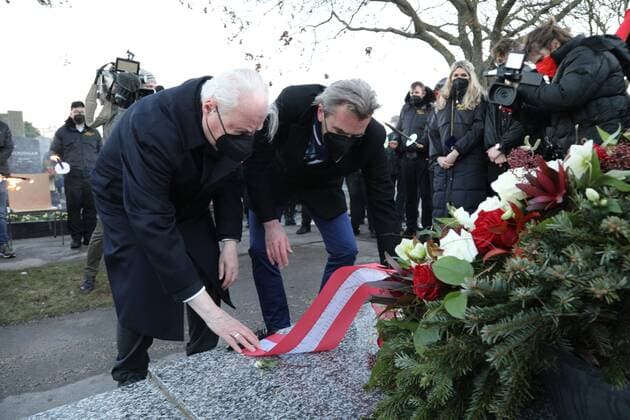 02.02.2022, Marchfelderhof Deutsch-Wagram, ERSTER GEDENKTAG an GERHARD BOCEK, Verleihung der Gerhard Bocek Gedenkmedaille im Bild: Friedrich Faltus, Peter Grossmann -GF Marchfelderhof, -Kranz-Niederlegung, -am Grab, ERSTER GEDENKTAG an GERHARD BOCEK