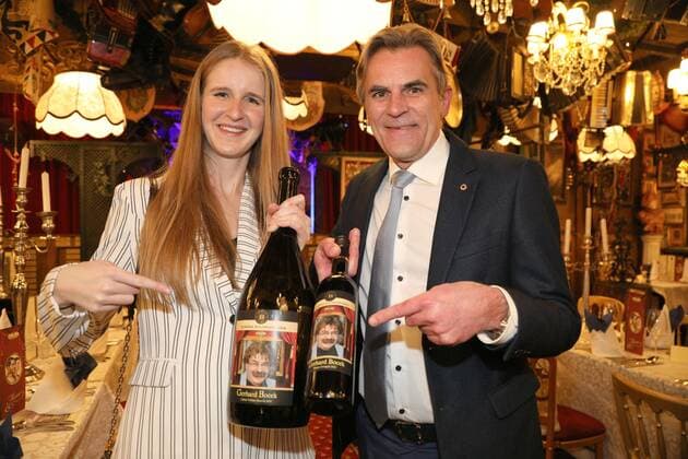 02.02.2022, Marchfelderhof Deutsch-Wagram, ERSTER GEDENKTAG an GERHARD BOCEK, Verleihung der Gerhard Bocek Gedenkmedaille im Bild: Kathi Baumgartner -Winzerin, Peter Grossmann -GF Marchfelderhof, ERSTER GEDENKTAG an GERHARD BOCEK
