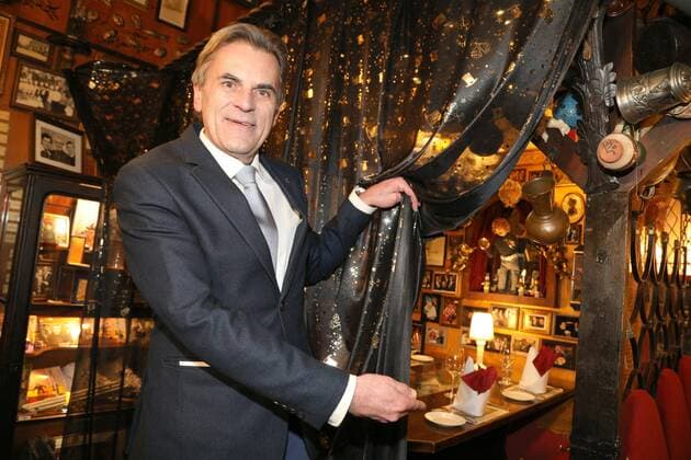 02.02.2022, Marchfelderhof Deutsch-Wagram, ERSTER GEDENKTAG an GERHARD BOCEK, Verleihung der Gerhard Bocek Gedenkmedaille im Bild: Peter Grossmann -GF Marchfelderhof, -im Gerhard-Bocek-Eck, ERSTER GEDENKTAG an GERHARD BOCEK