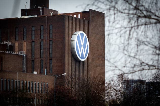 Das Logo des Automobilherstellers Volkswagen (VW) an einem FabrikgebâˆöÂßude in Wolfsburg, 03.02.2022. Wolfsburg Deutschland Copyright: xLeonxKuegeler photothek.dex