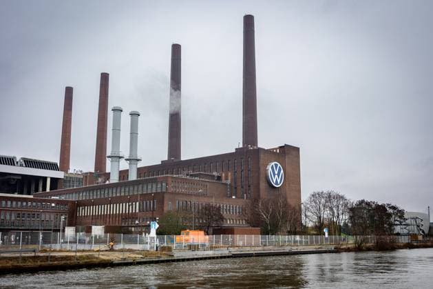 Das Logo des Automobilherstellers Volkswagen (VW) an einem FabrikgebâˆöÂßude in Wolfsburg, 03.02.2022. Wolfsburg Deutschland Copyright: xLeonxKuegeler photothek.dex