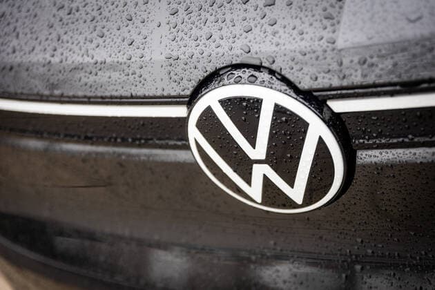 Das Logo des Automobilherstellers Volkswagen (VW) befindet sich aufm einem Fahrzeug am Gelaende der Autostadt in Wolfsburg, 03.02.2022. Wolfsburg Deutschland *** The logo of the car manufacturer Volkswagen VW is on a vehicle at the site of the Autostadt in Wolfsburg, 03 02 2022 Wolfsburg Germany Copyright: xLeonxKuegeler photothek.dex