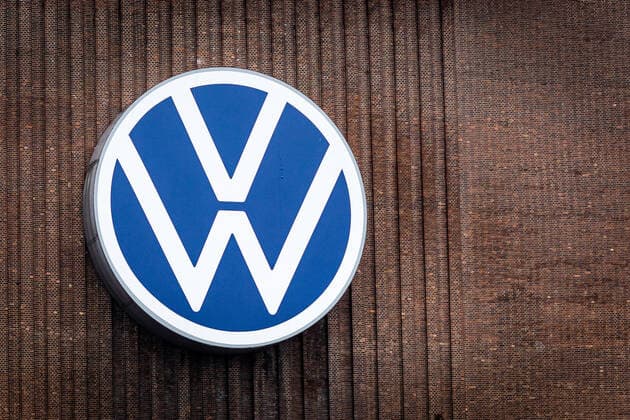 Das Logo des Automobilherstellers Volkswagen (VW) an einem FabrikgebâˆöÂßude in Wolfsburg, 03.02.2022. Wolfsburg Deutschland Copyright: xLeonxKuegeler photothek.dex