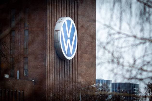 Das Logo des Automobilherstellers Volkswagen (VW) an einem FabrikgebâˆöÂßude in Wolfsburg, 03.02.2022. Wolfsburg Deutschland Copyright: xLeonxKuegeler photothek.dex