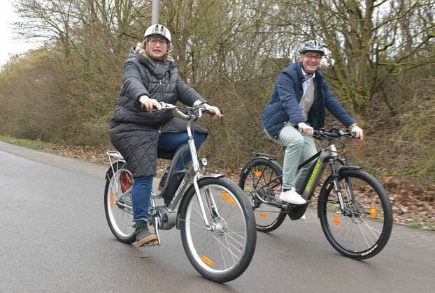Saarlands Wirtschaftsministerin Anke Rehlinger und der Bundestagsabgeordnete Oliver Luksic (FDP) fahren mit dem Rad am Donnerstag (3.2.2022) über den Leinpfad in Völklingen und übergeben sich am Rande einen Bewilligungsbescheid. bub