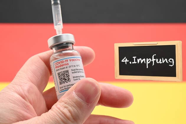 Stock- und Symbolbilder I 03.02.2022 Thema: Booster-Impfung, Booster, weitere Auffrischungsimpfung, Auffrischung, 4. Impfung, 2. Booster Impfung, zweite Booster Impfung, Doppel Booster Hamburg Neugraben Hamburg Deutschland Copyright: xLobeca FelixxSchlikisx