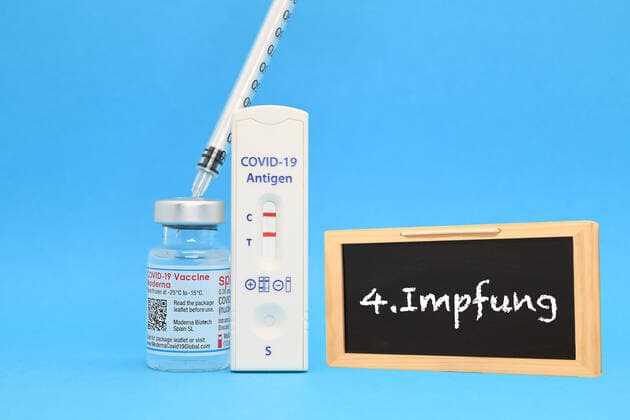 Stock- und Symbolbilder I 03.02.2022 Thema: Booster-Impfung, Booster, weitere Auffrischungsimpfung, Auffrischung, 4. Impfung, 2. Booster Impfung, zweite Booster Impfung, Doppel Booster Hamburg Neugraben Hamburg Deutschland Copyright: xLobeca FelixxSchlikisx