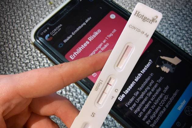 Themenbild ,Symbolfoto:Corona positiv. Positives Ergebnis nach Antigen Schnelltest- es werden 2 Rote Streifen angezeigt. Zuvor hat die Corona Warn App Erhoehtes Risiko angezeigt, Coronatest.Corona Schnelltest,Schnelltest, Antigen-Schnelltest. Rapid Covid-19 Antigen Test, *** Theme image ,Symbol photo Corona positive Positive result after antigen rapid test 2 red stripes are displayed Previously, the Corona warning app has displayed Increased risk, Coronatest Corona rapid test,rapid test, antigen rapid test Rapid Covid 19 antigen test,