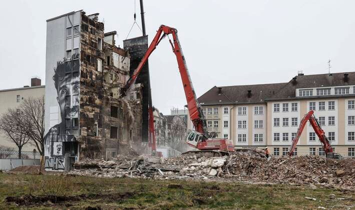 Bilder des Jahres 2022, News 02 Februar News Themen der Woche News Bilder des Tages Abbruch Gebauede Berlin, 03.02.2022 - Ein Verwaltungsgebauede aus den 60er Jahren wird mit einer Abbruchmaschine im Stadteil Berlin Schoeneberg abgerissen. Hier entsteht Am Winterfeldt , mit 7 Gebaeuden, 219 exklusiven Wohn- und 8 Gewerbeeinheiten. Deutschland *** Abbruch Gebauede Berlin, 03 02 2022 An administrative building from the 60s is demolished with a demolition machine in the district of Berlin Schoeneberg Here arises Am Winterfeldt , with 7 buildings, 219 exclusive residential and 8 commercial units Germany
