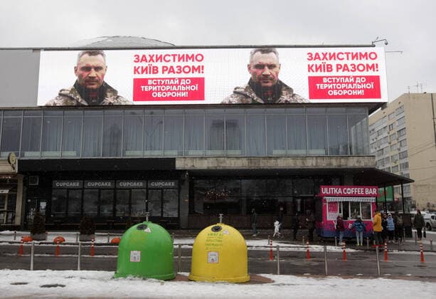 Bilder des Jahres 2022, News 02 Februar News Themen der Woche Daily Life In Ukraine As The Tension On The Border With Russia Stays A screen with street advertising showing Kyiv mayor Vitali Klitschko and saying Let s defend Kyiv together! Join the Territorial Defence! is seen in the center of Ukrainian capital Kyiv, Ukraine 3 February 2022. The current Kyiv mayor and former heavyweight boxing champion Vitali Klitschko visited the opening of the first Ukrainian Territorial Defence forces recruitment centre on 2 February 2022, as the tension on the border with Russia stays. Kyiv Ukraine  Copyright: xSTRx originalFilename: sindeyev-notitle220203_npBYx.jpg