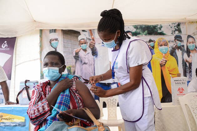 February 3, 2022, Nairobi, Kenya: A healthcare worker administers Pfizer vaccine to a resident of Dagoretti in Nairobi during the launch of mass vaccination drive countrywide. Nairobi Kenya - ZUMAs197 20220203_zaa_s197_137 Copyright: xJohnxOchiengx
