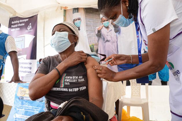 February 3, 2022, Nairobi, Kenya: A healthcare worker administers Pfizer vaccine to a resident of Dagoretti in Nairobi during the launch of mass vaccination drive countrywide. Nairobi Kenya - ZUMAs197 20220203_zaa_s197_138 Copyright: xJohnxOchiengx
