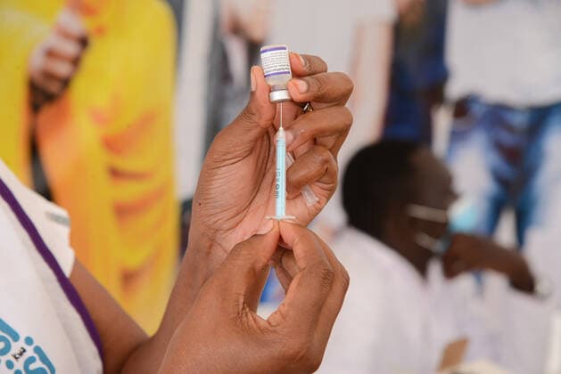 February 3, 2022, Nairobi, Kenya: A healthcare worker prepares to administer Pfizer vaccine to a resident of Dagoretti in Nairobi during the launch of mass vaccination drive countrywide. Nairobi Kenya - ZUMAs197 20220203_zaa_s197_139 Copyright: xJohnxOchiengx