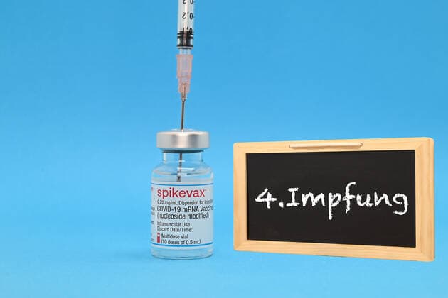 Stock- und Symbolbilder I 03.02.2022 Thema: Booster-Impfung, Booster, weitere Auffrischungsimpfung, Auffrischung, 4. Impfung, 2. Booster Impfung, zweite Booster Impfung, Doppel Booster Hamburg Neugraben Hamburg Deutschland Copyright: xLobeca FelixxSchlikisx